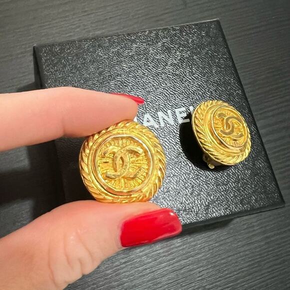 100% Authentic Chanel Logo Earrings Gold Brass Clip On - With Box - Picture 8 of 12